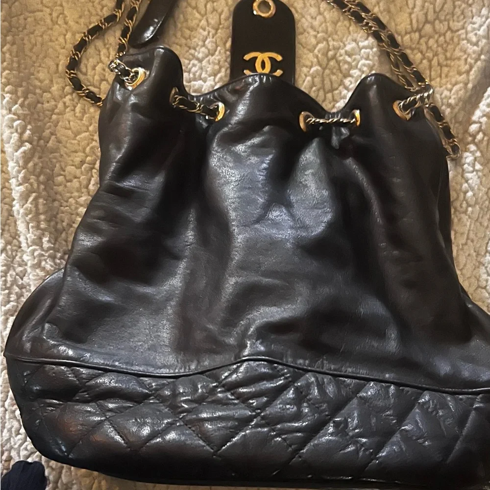 Black leather quilted bucket with double chain straps.  Exterior in GC - Picture 2 of 12
